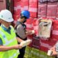 Penyelundupan rokok ilegal asal Kamboja masuk ke Pelabuhan Internasional Pelindo Pontianak (Dwikora), Selasa (9/12/2025). (Foto : NOA.co.id/HO-Dispenal).