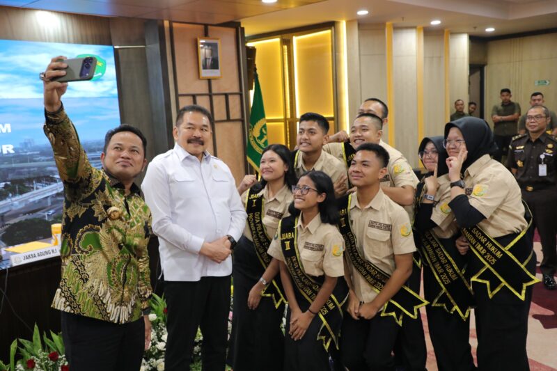 Jaksa Agung ST Burhanuddin (Kedua Kiri) menerima kunjungan Gubernur Kalimantan Timur Rudy Mas’ud (Pertama Kiri) beserta rombongan Duta Pelajar Sadar Hukum Provinsi Kalimantan Timur di Gedung Utama Kejaksaan Agung, Jakarta, Kamis (11/12/2025). (Foto : NOA.co.id/HO-Puspenkum Kejagung RI).