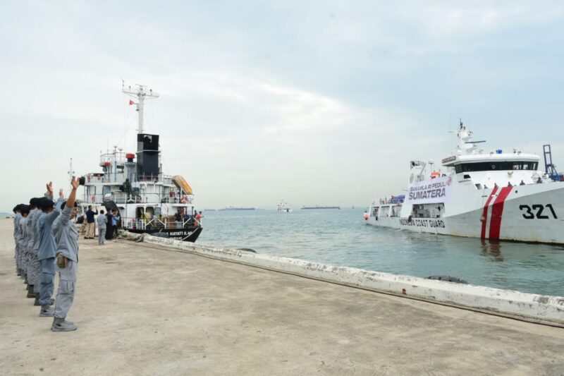 Bakamla RI Kirim 70 Ton Bantuan Kemanusiaan ke Sumatra mengunakan KN. Pulau Nipah-321 untuk disalurkan ke wilayah dampak bencana melalui BPBA di Lhokseumawe, bertempat di Dermaga 99 Batu Ampar, Batam, Kamis (11/12/2025). (Foto : NOA.co.id/HO-Bakamla RI).