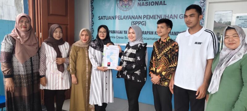 SPPG Bako Parangai Desa Suka Jaya, saat menerima Sertifikat Laik Higiene Sanitasi. Foto:Dok Argam/Noa.co.id.