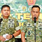 Kadispenal Laksma TNI Tunggul (Pertama Kanan) saat Press Conference di Posko Satgas Gulben Halim Perdana Kusuma, Jakarta Timur, Jumat (12/12/2025). (Foto : NOA.co.id/Puspen TNI).