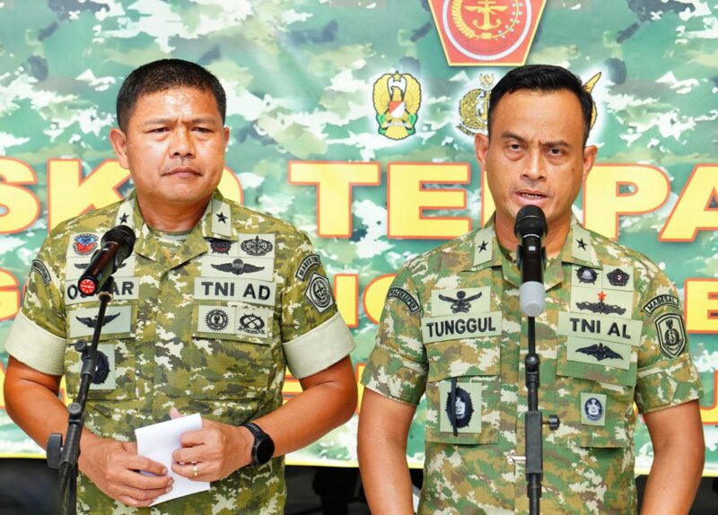 Kadispenal Laksma TNI Tunggul (Pertama Kanan) saat Press Conference di Posko Satgas Gulben Halim Perdana Kusuma, Jakarta Timur, Jumat (12/12/2025). (Foto : NOA.co.id/Puspen TNI).