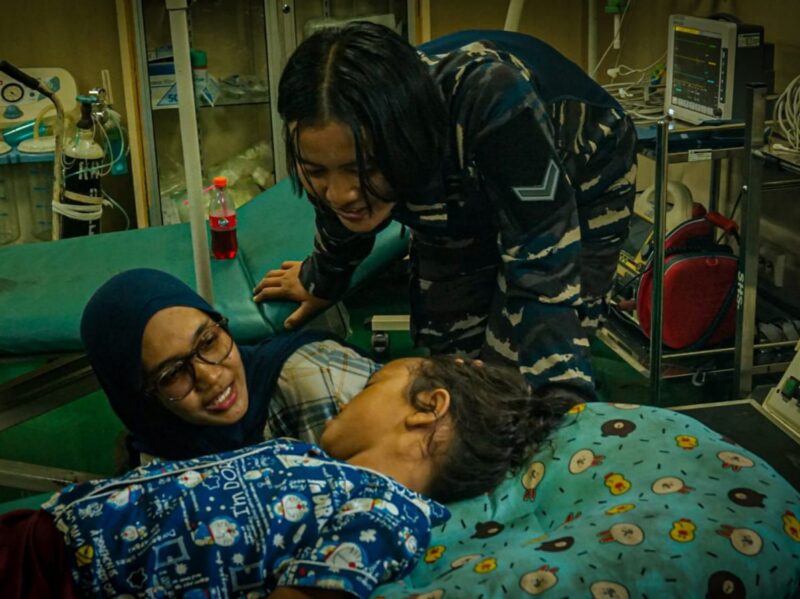 Korban Patah Kaki saat perawatan medis berada di KRI dr. Soeharso-990 yang lego jangkar sekitar Perairan Aceh Tamiang, Kamis (11/12/2025). (Foto : NOA.co.id/HO-Dispenal).