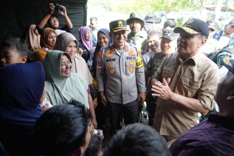 Menko Polkam RI Jenderal TNI (Purn) Djamari Chaniago (Pertama Kanan) saat mengunjungi tiga wilayah bencana di Provinsi Aceh, Jumat (12/12/2025). (Foto : NOA.co.id/HO-Kemenko Polkam RI).