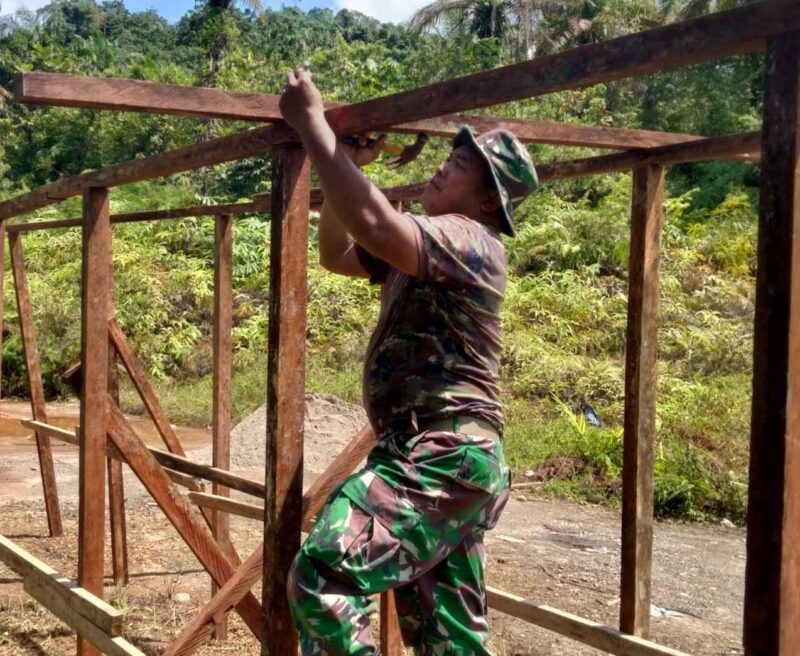 Satgas Gulbencal Kodam I/Bukit Barisan membangun fasilitas mandi, cuci, kakus (MCK) darurat bagi warga terdampak bencana di Desa Batu Hula, Kecamatan Batang Toru, Kabupaten Tapanuli Selatan, Jumat (12/12/2025). (Foto : NOA.co.id/HO-Puspen TNI).