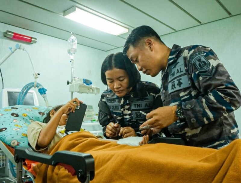 TNI AL Berhasil Operasi Patah Tulang Kaki Anak 9 Tahun di Aceh Tamiang, Aceh Tamiang, Sabtu (13/12/2025). (Foto : NOA.co.id/HO-Dispenal).