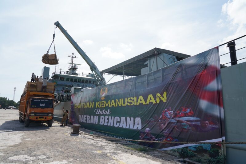 Kapal ADRI LII milik TNI AD tiba dan bersandar di Pelabuhan Krueng Geukueh, Lhokseumawe, Jumat (12/12/2025). (Foto : NOA.co.id/HO-Puspen TNI).