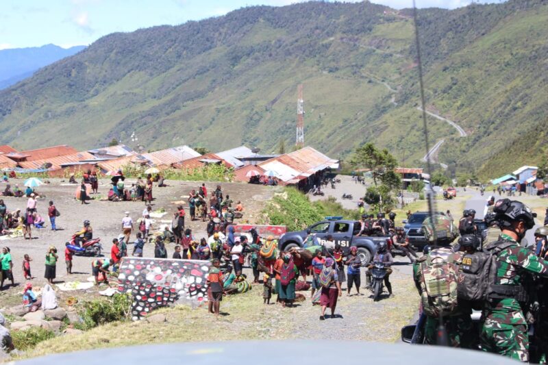 Jelang Perayaan Natal 2025 TNI-Polri Patroli Gabungan di Kabupaten Puncak Jaya, Sabtu (13/12/2025). (Foto : NOA.co.id/HO-Puspen TNI/Pen Kodim 1714/PJ).
