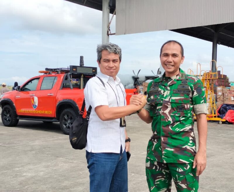 Redaksi Kompas TV Yogi Nugraha (Pertama Kiri) bersama Kapendam Iskandar Muda Kolonel Mustafa Kamal (Pertama Kanan). (Foto : Dok. Pendam Iskandar Muda).