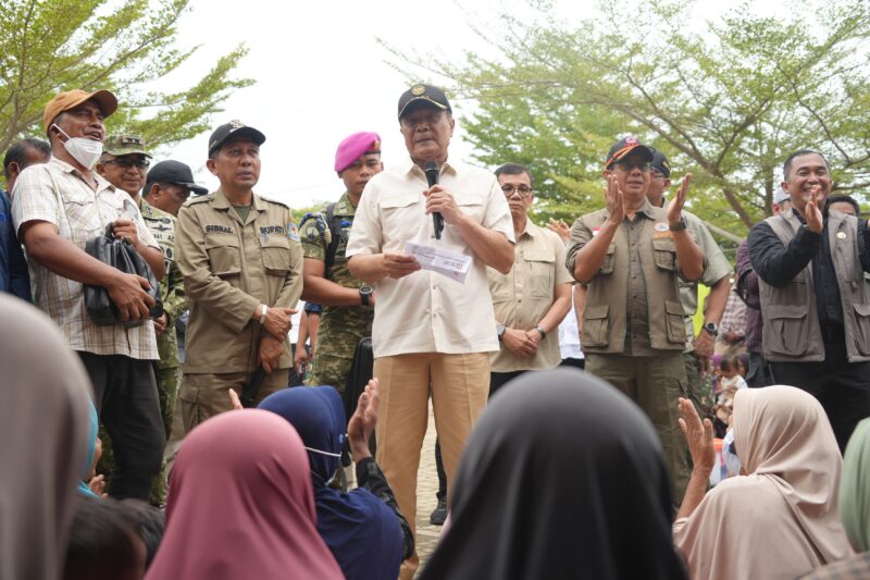 Menko Polkam RI Jenderal TNI (Purn) Djamari Chaniago (Tengah) saat meninjau beberapa titik pemulihan bencana alam di Kabupaten Pidie Jaya, Provinsi Aceh, Minggu (14/12/2025). (Foto : NOA.co.id/HO-Kemenko Polkam).