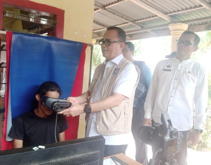 Kemendagri Layani Adminduk Darurat Bagi Korban Banjir di Nagari Seulayat Ulakan, Kecamatan Ulakan Tapakih, Kabupaten Padang Pariaman, Sumatera Barat, Jumat (12/12/2025). (Foto : NOA.co.id/HO-Puspen Kemendagri).