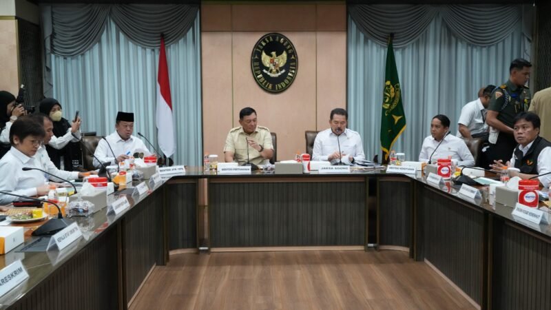 Satgas PKH saat Rapat Koordinasi dipimpin oleh Menteri Pertahanan Sjafrie Sjamsoeddin selaku Ketua Dewan Pengarah Satgas PKH, membahas Hasil Investigasi terkait Bencana di Provinsi Aceh, Sumatera Barat dan Sumatera Utara, di Gedung Utama Kejaksaan Agung, Jakarta, Senin (15/12/2025). (Foto : NOA.co.id/HO-Puspenkum Kejagung RI).