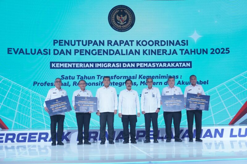 Menteri Imipas Agus Andrianto (Tengah) didampingi Wamen Imipas Silmy Karim (Ketiga Kiri) saat penyerahan bantuan kemanusiaan dari Program Kemenimipas Peduli pada penutupan Rapat Koordinasi Evaluasi dan Pengendalian Kinerja Tahun 2025 Kemenimipas, Jakarta, Selasa (16/12/2025). (Foto : NOA.co.id/HO-Kanwil Ditjenpas Aceh).