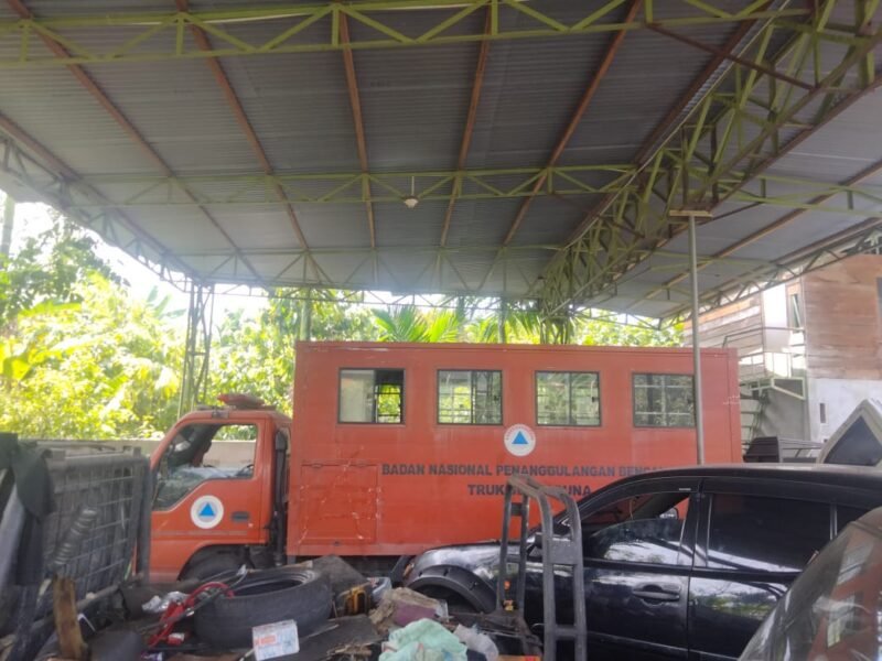 Mobil truk serbaguna milik BPBK Abdya mangkrak tiga tahun lebih di salah satu bengkel. Foto. Dok. Teukunizar/NOA.co.id