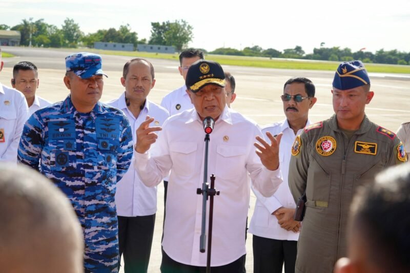 Menko Polkam Djamari Chaniago saat meninjau langsung proses pengiriman logistik di Baseops Lanud Halim PK, Jakarta, Rabu (17/12/2025). (Foto : NOA.co.id/HO-Kemenko Polkam RI).