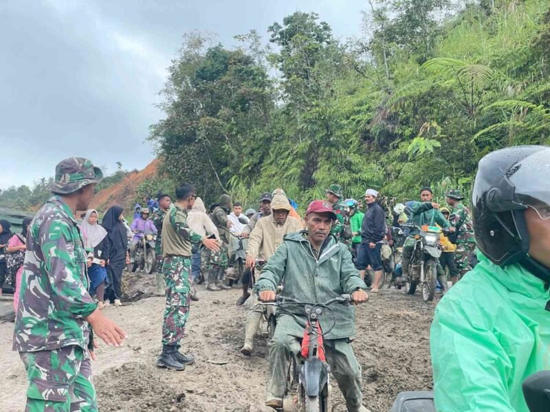 Akses jalan Simpang KKA yang menghubungkan Kabupaten Aceh Utara dengan Kabupaten Bener Meriah kembali tersambung, Rabu (17/12/2025). (Foto : NOA.co.id/HO-Puspen TNI).