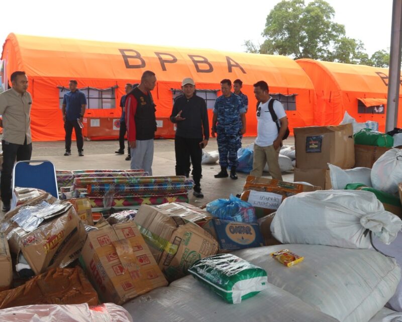 Wakil Gubernur Aceh, Fadhlullah saat meninjau langsung Pos Pendamping Nasional Bencana Hidrometeorologi Provinsi Aceh di Lanud Sultan Iskandar Muda (SIM), Aceh Besar, Sabtu (20/12/2025). (Foto : NOA.co.id/Farid Ismullah).