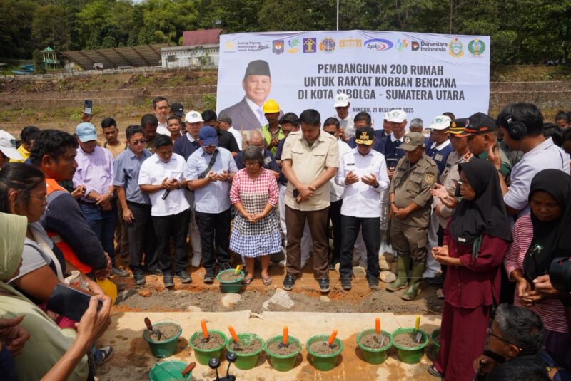 Peletakan batu pertama pembangunan huntap di area Gelanggang Olahraga Sibolga, Sumut, Minggu (21/12/2025). (Foto : NOA.co.id/HO-Puspen Kemendagri).
