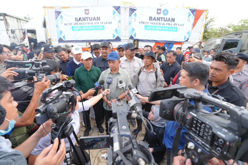 Mendagri usai rapat dengan Pemda dan pihak terkait di Kabupaten Aceh Tamiang, Aceh, Senin (22/12/2025). (Foto : NOA.co.id/HO-Puspen Kemendagri).