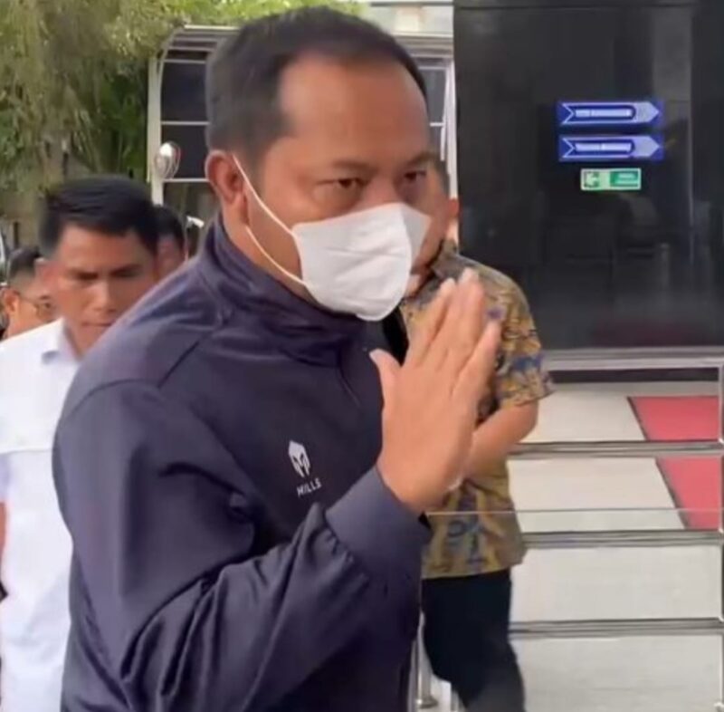 Oknum Jaksa TTF selaku Kasi Perdata dan Tata Usaha Negara Kejaksaan Negeri Hulu Sungai Utara saat tiba di Di Gedung Merah Putih KPK, Jakarta, Senin (22/12/2025). (Foto : NOA.co.id/HO-Puspenkum Kejagung RI).