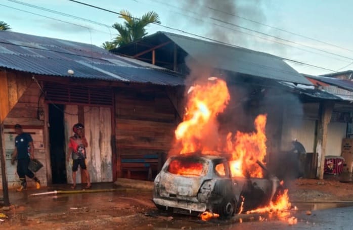 Satu unit mobil minibus bernomor polisi BL 1329 CG yang mengangkut delapan jeriken berisi bahan bakar minyak (BBM) jenis Pertalite terbakar hebat di Desa Keude Paya, Kecamatan Blangpidie, Kabupaten Aceh Barat Daya (Abdya), Senin pagi (22/12/2025). Foto. Dok. Teukunizar/NOA.co.id