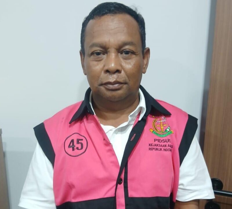 Mantan Kepala Kejari Enrekang, Sulawesi Selatan, Padeli (P) yang saat ini menjabat Kepala Kejari Bangka Tengah, sebagai tersangka korupsi di wilayah Sulawesi Selatan. (Foto : NOA.co.id/HO-Puspenkum Kejagung RI).