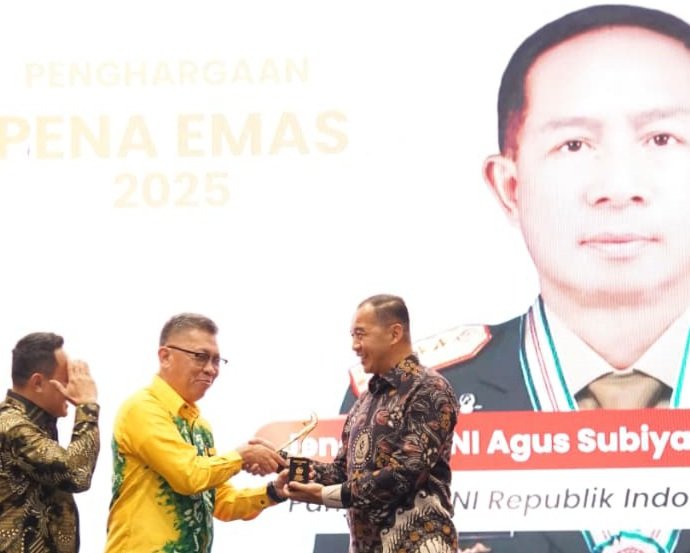 Kapuspen TNI Mayjen TNI (Mar) Freddy Ardianzah mewakili  Panglima TNI Jenderal TNI Agus Subiyanto saat menerima Penghargaan Khusus Pena Emas di Le Royale Hotel  Bandung, Jawa Barat, Senin (22/12/2025).(Foto : NOA.co.id/HO-Puspen TNI).