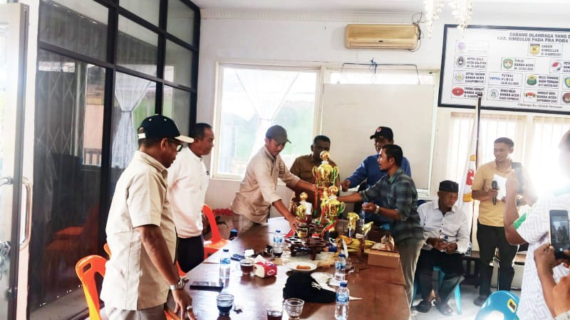 Ketua Harian Koni bersama Kadispora, menyerahkan hadiah hiburan kepada perwakilan klub yang masih melaju di turnamen Amuren CUP ke VIII. Foto: Dok. Argam/Noa.co.id.