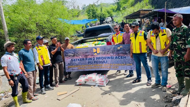 BPJN Wilayah II Aceh menyerahkan bantuan kemanusiaan kepada masyarakat yang menjadi korban bencana di Aceh. Foto: Dok. BPJN Aceh