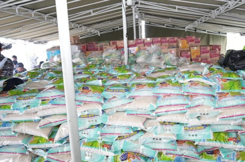 KRI Teluk Gilimanuk-531 Bawa Bantuan Logistik Menuju Aceh di Dermaga Beaching Lanal Bintan. Minggu (28/12/2025). (Foto : NOA.co.id/Foto : HO-Dispenal).