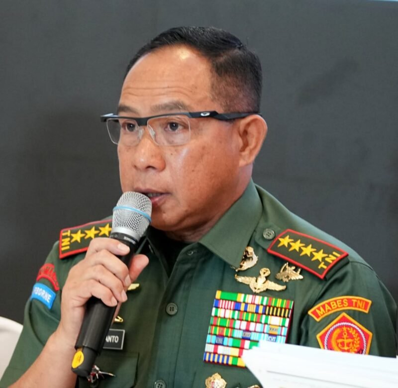 Panglima TNI Jenderal TNI Agus Subiyanto  saat memberikan keterangan pers di Posko Terpadu Penanggulangan Bencana Sumatera, Lanud Halim Perdanakusuma, Jakarta Timur, Senin (29/12/2025). (Foto : NOA.co.id/HO-BPMI Setpres/Puspen TNI).