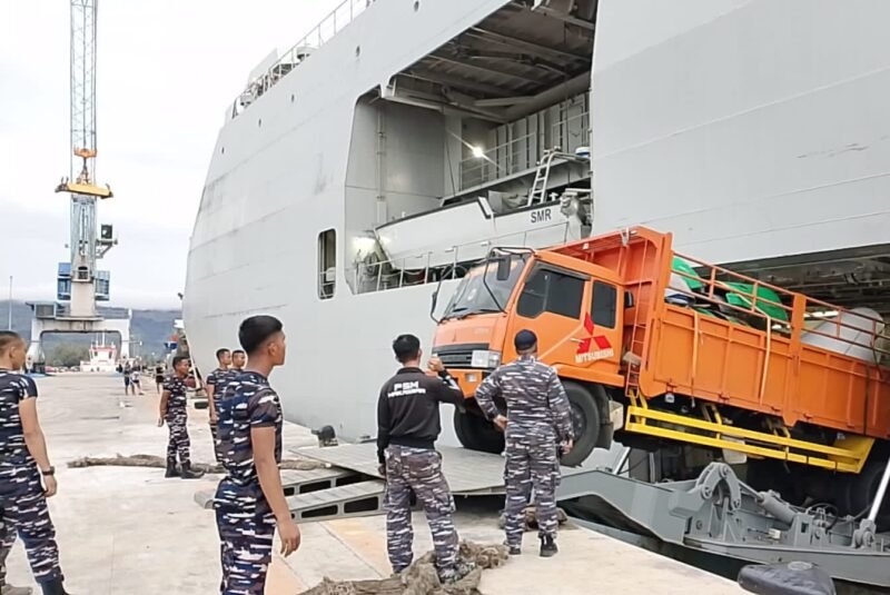 KRI Semarang-594 debarkasi bantuan logistik dalam rangka dukungan penanggulangan bencana dan bantuan kemanusiaan di Dermaga Malahayati, Aceh, Minggu (28/12/2025). (Foto : NOA.co.id/HO-Dispenal).