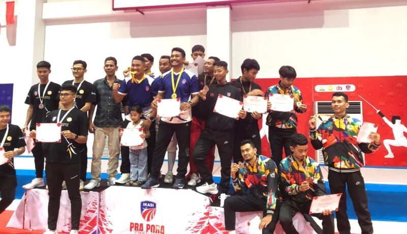 Tim Cabor Anggar Pidie foto bersama usai bertanding Pra PORA di Banda Aceh, (Foto.IST).