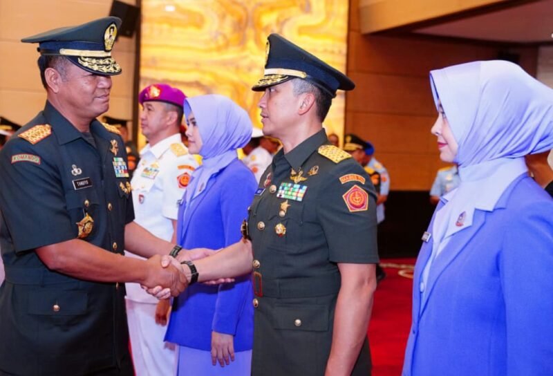 Wakil Panglima TNI saat Pimpin Sertijab Kapuspen TNI, Dan PMPP, dan Kapusjaspermildas di Aula Gatot Subroto, Mabes TNI, Jakarta Timur, Selasa (30/12/2025). (Foto : NOA.co.id/HO-Puspen TNI).