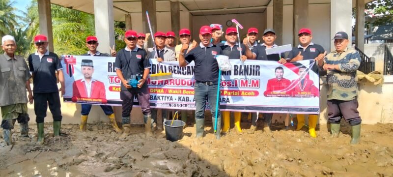 Relawan Partai Aceh, (PA) Aceh Utara ikut membersihkan rumah ibadah dan lainnya pasca banjir di daerah itu, Rabu (31/12/2025) (Foto.Zubir.NOA.co.id)