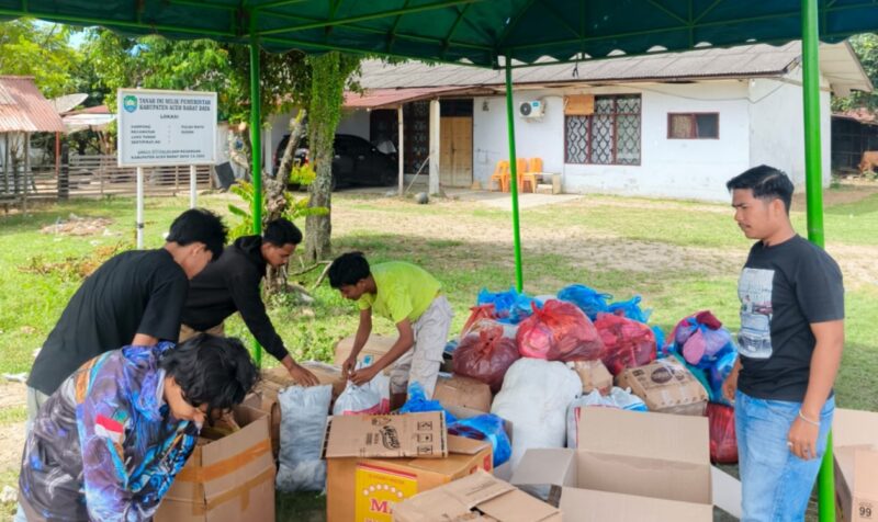Ketua Pemuda Pulau Kayu, Alfian melihat sejumlah pemuda setempat merapikan bantuan yang sudah masuk ke Posko. Foto. Dok. Teukunizar/NOA.co.id