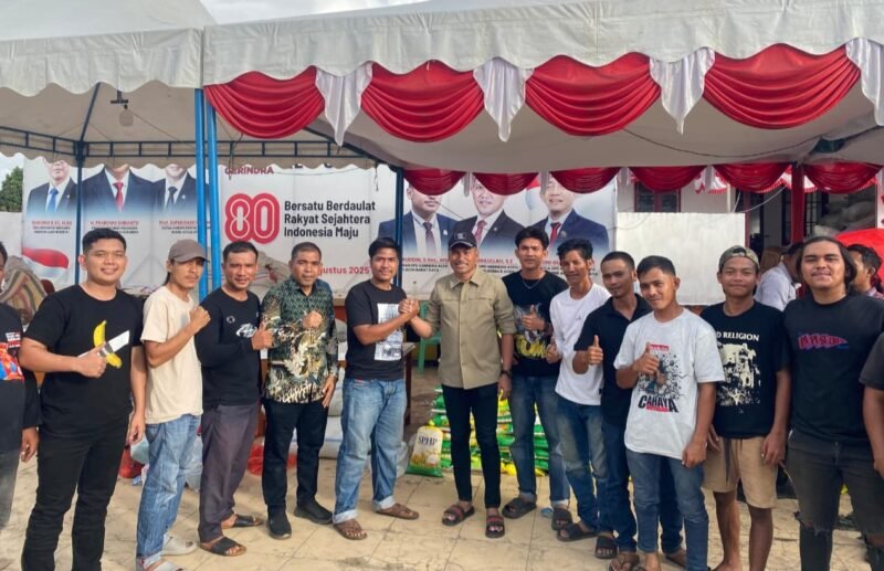 Bupati Safaruddin dan Sekda Abdya diabadikan bersama sejumlah pemuda Pulau Kayu Kecamatan Susoh sesaat setelah penyerahan bantuan kepada korban banjir dan longsor di Posko Abdya Peduli. Kamis (4/12/2025). Foto. Dok. Teukunizar/NOA.co.id