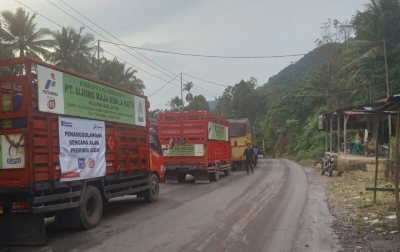 Mobil pengangkutan GAS Elpiji untuk Kabupaten Aceh Barat Daya terjebak macet di Pak-Pak Barat, Sumatera Utara. Foto. Dok. Teukunizar/NOA.co.id