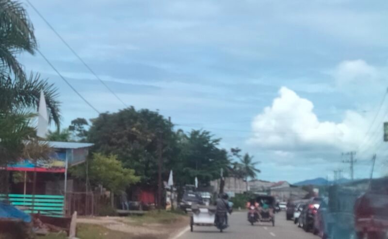 Bendera putih terlihat dipasang dipinggir jalan Nasional di Kabupaten Aceh Barat Daya. Foto. Dok. Teukunizar/NOA.co.id
