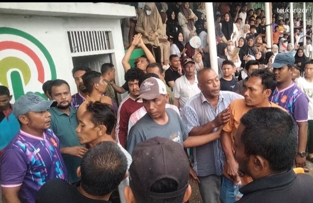 Ricuh, terlihat sejumlah suporter tim BOM H meluapkan emosi kepada wasit yang sudah diamankan panitia ke dalam ruangan di tribun lapangan Persada Blangpidie. Foto. Dok. Teukunizar/NOA.co.id