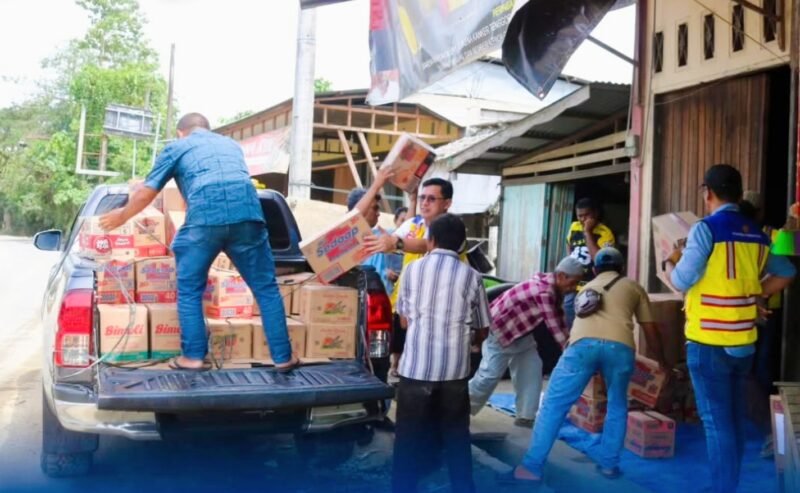 BPJN Satker Wilayah II Provinsi Aceh menyalurkan bantuan paket sembako kepada warga terdampak banjir di Gampong Lamie, Kecamatan Darul Makmur, Kabupaten Nagan Raya, pada Minggu (14/12/2025), sebagai bentuk kepedulian terhadap masyarakat yang terdampak bencana. Foto: Dok. BPJN Aceh