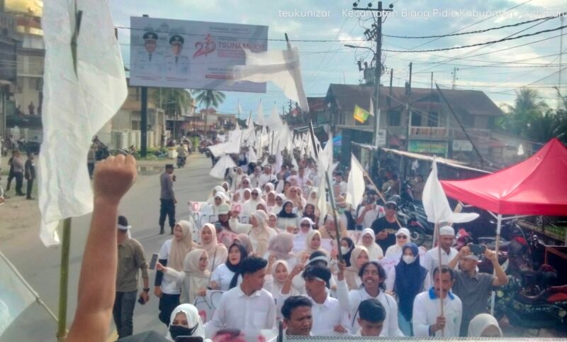 Massa aksi damai GAM long match menuntut status bencana Nasional untuk bencana banjir dan longsor Aceh Sumatera. Foto. Dok. Teukunizar/NOA.co.id