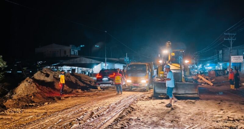 Banjir menggenangi ruas Jalan Nasional Bakongan (Km 510)–Batas Aceh Selatan/Subulussalam, Kamis (25/12/2025), menyebabkan arus lalu lintas di Kecamatan Trumon Tengah dan Trumon Timur sempat mengalami kemacetan. Foto: Dok. BPJN Aceh
