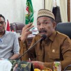 Bupati Pidie Sarjani Abdullah saat memberi keterangan kepada awak media di ruang kerjanya Senin (1/12/2025) (Foto Amir Sagita NOA.co.id).
