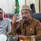 Bupati Pidie Sarjani Abdullah saat memberi keterangan kepada awak media di ruang kerjanya Senin (1/12/2025) (Foto Amir Sagita NOA.co.id).