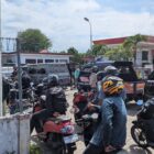 Warga antrian BBM di sebuah SPBU di Kota Sigli, Rabu (3/12/2025) (Foto.Amir Sagita.NOA.co.id).