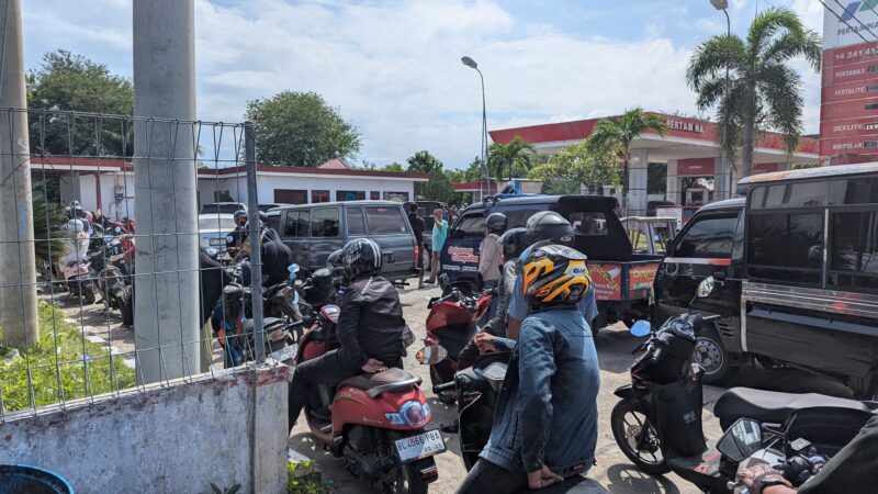 Warga antrian BBM di sebuah SPBU di Kota Sigli, Rabu (3/12/2025) (Foto.Amir Sagita.NOA.co.id).