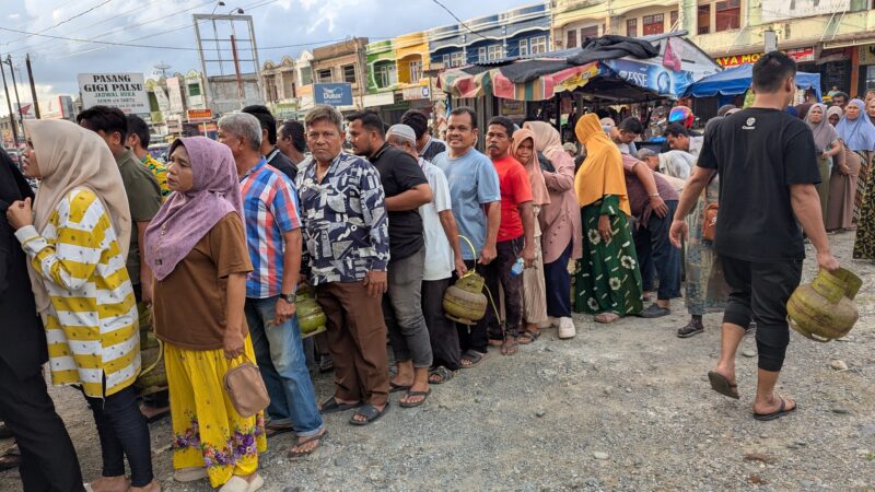 Warga ikut antrian gas 3 kg di salah satu Pangkalan di Kabupaten Pidie, (Foto.Amir Sagita.NOA.co.id).