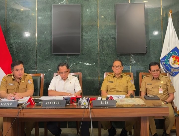 Konferensi Pers Pemberian sanksi Bupati Aceh Selatan di Kantor Kemendagri, Jalan Medan Merdeka Utara, Jakarta Pusat, Selasa (9/12/2025). (Foto : Tangkapan Layar Akun IG Kemendagri).