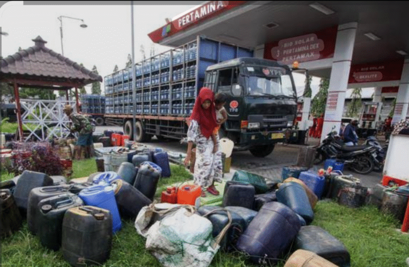 Tampak antrean panjang di SPBU, (Foto.IST).